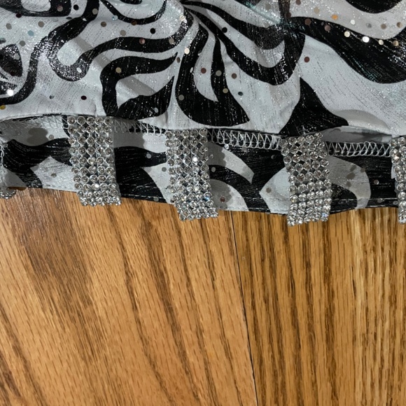 Dress barn black and white with rhinestone shoulders, size L - Picture 7 of 8